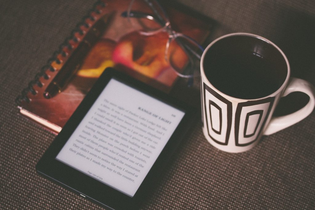 Tablette-Kindle-mug-et-livre